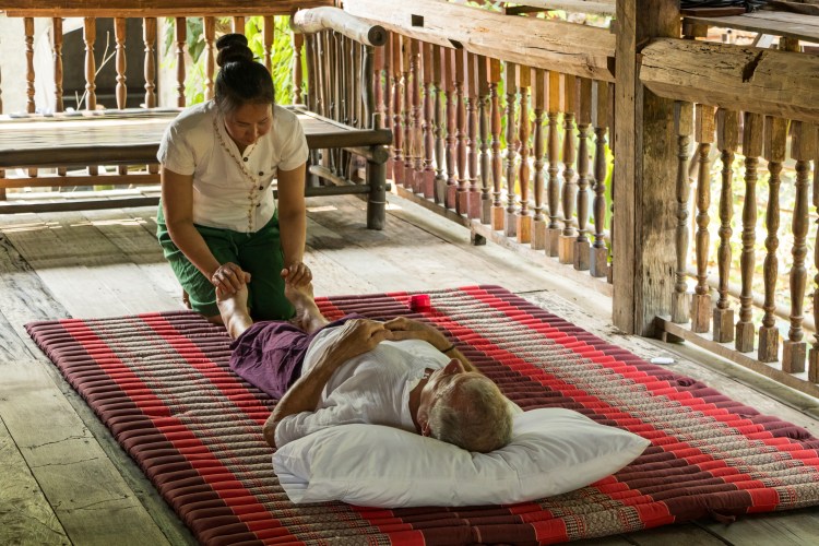 massage traditional thai medicine chiang rai thailand chez l'habitant homestay
