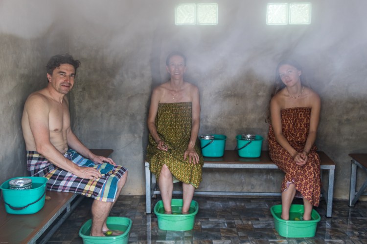 herbal spa sauna chiang rai therapeutic traditional medicine thai thailand homestay out of the tracks chez l'habitant